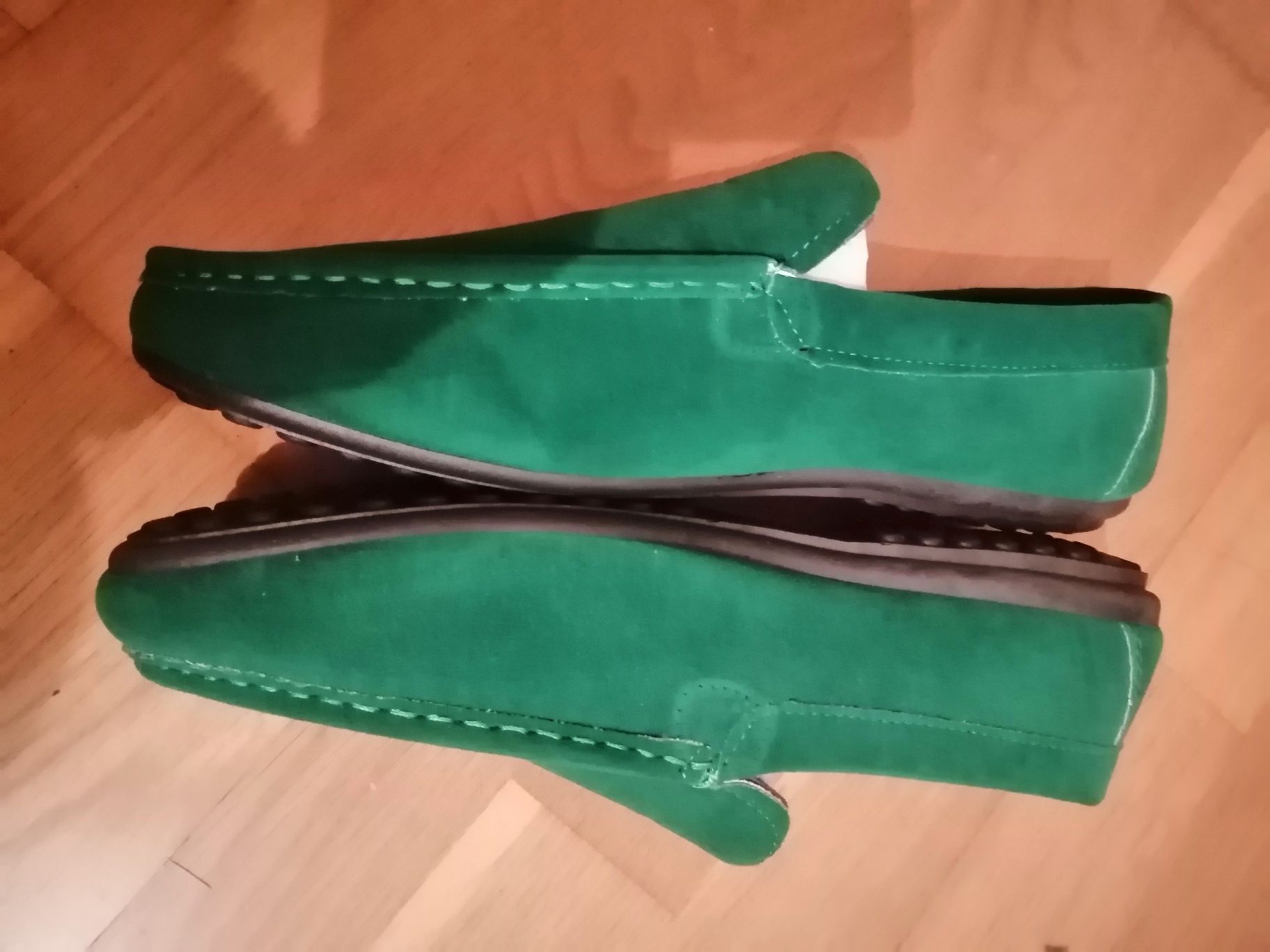 Mocassins novos na caixa cor vermelho e verde em camurça