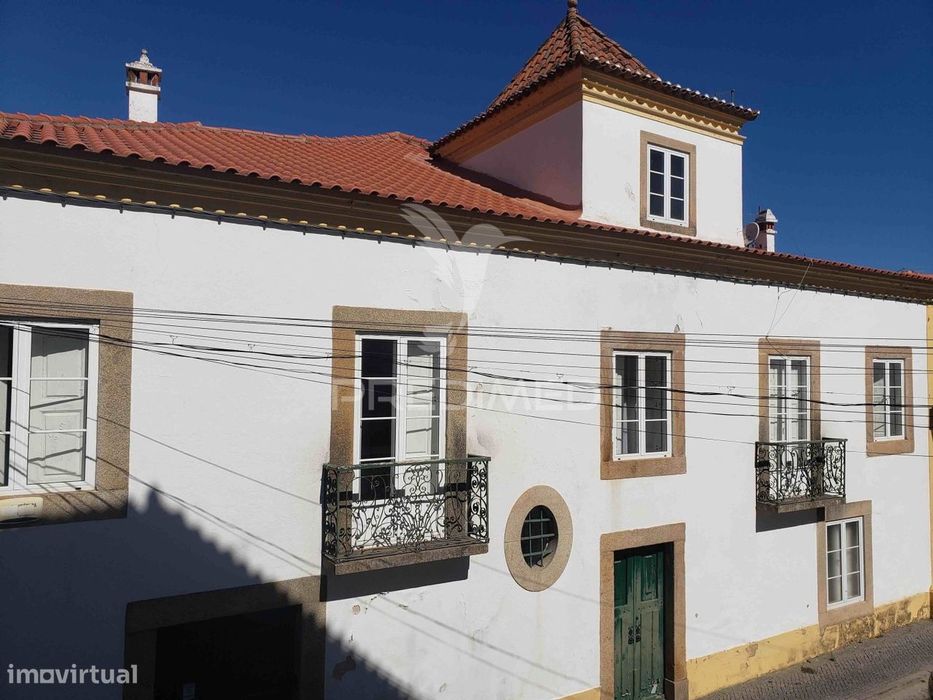 Moradia histórica com logradouro no centro de Portalegre