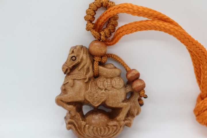 Netsuke em Madeira Esculpida Cavalo Carrossel