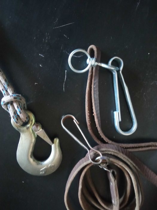 Поводок  с надёжным карабином. Карабины для большой собаки.