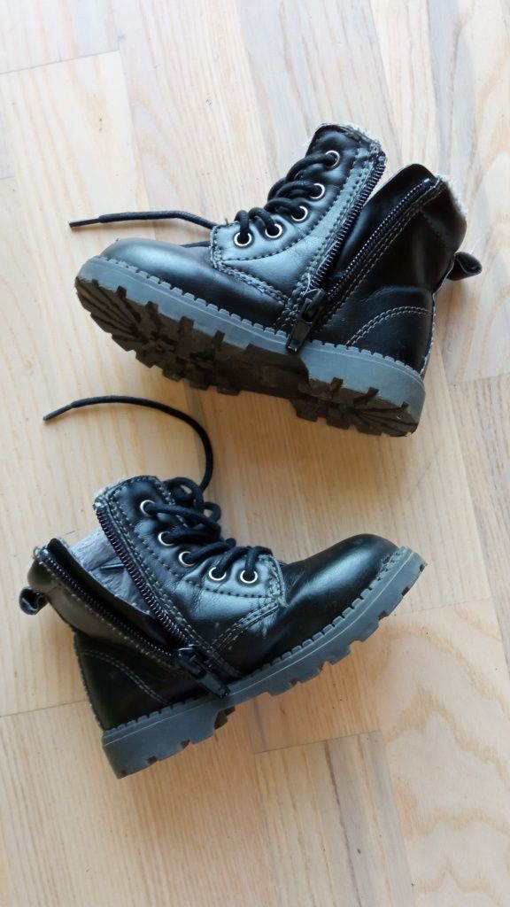 Czarne buty wyższe za kostkę o ocieplane botki HM 22