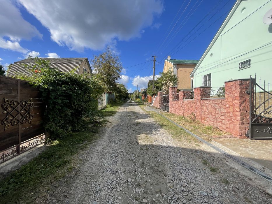 Продається 3 поверховий будинок,Михайлівка-Рубежівка,вул.Приозерна, 4.