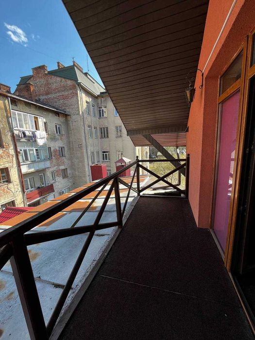 Продається офіс з ремонтом в центрі