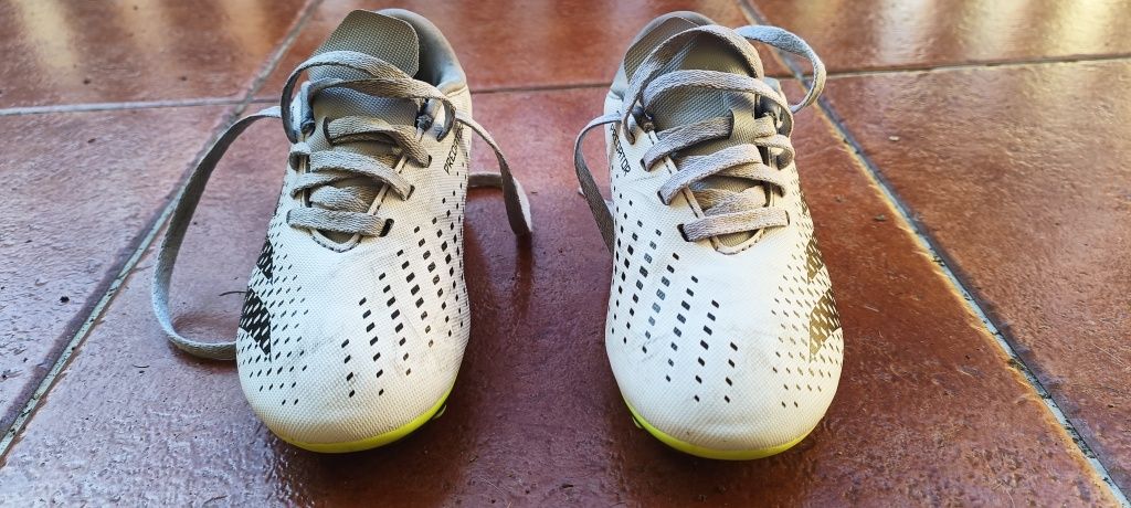 Chuteira Adidas Predator branca