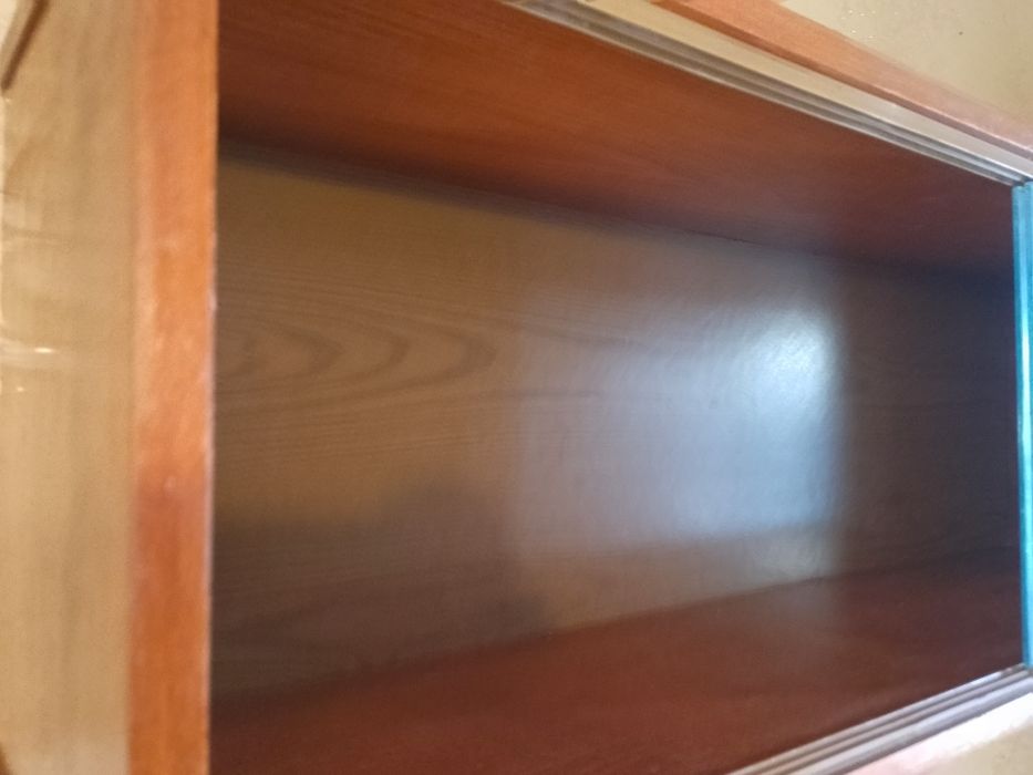 Полка для книг со стеклянными дверцами-купе. Книжная полка деревянная