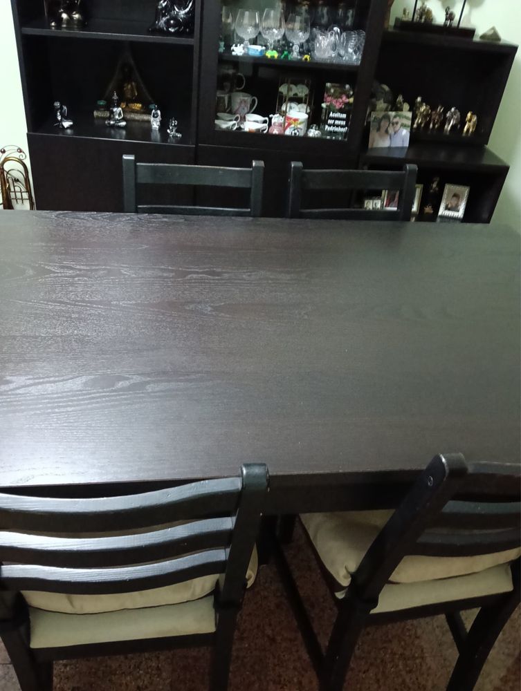 Movel de sala com mesa e cadeiras e espelho