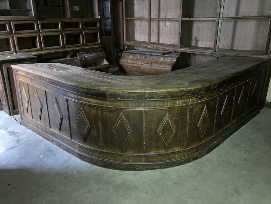 Armários, balcão,vitrines, gavetas e tulhas em madeira, de loja antiga