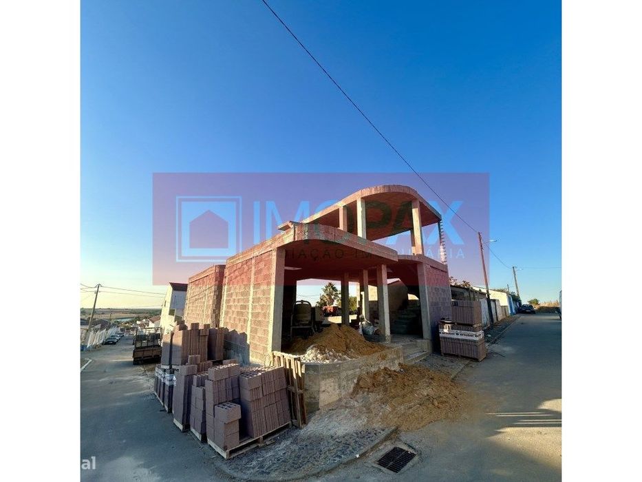 BERINGEL / Moradia T3+1 / Garagem / Quintal e Piscina / em fase de ...