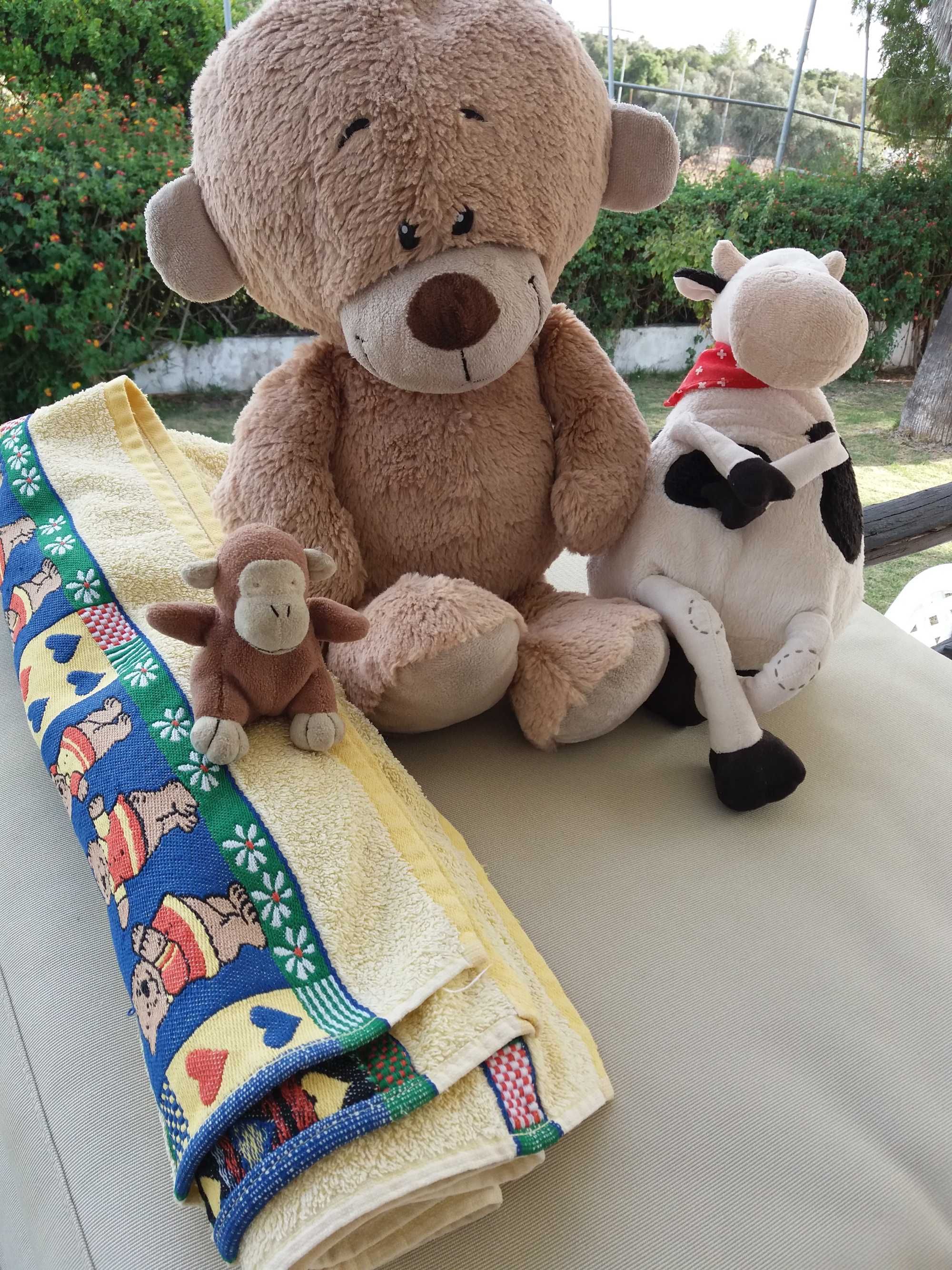mochila malas peluches relógios colares ténis