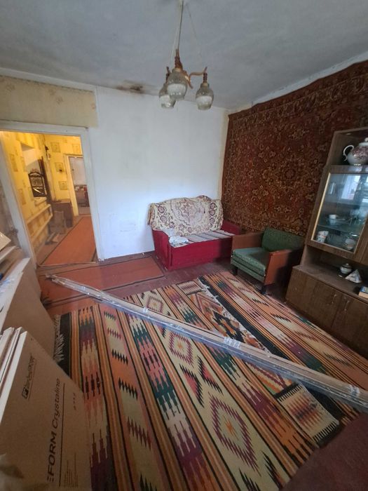 Продаж будинку з двома гаражами та літнім будинком