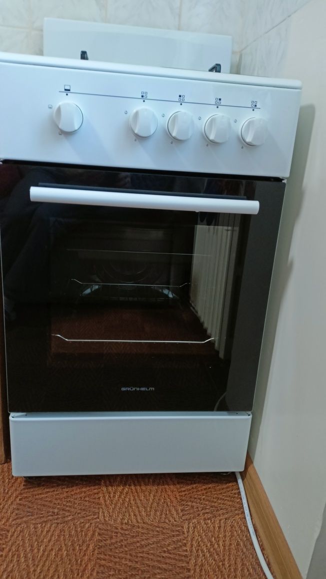 Газова плита практично нова.