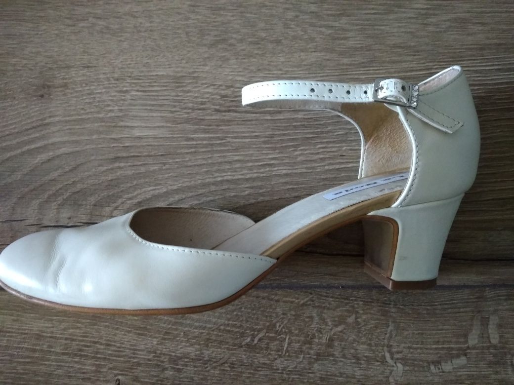 Ślubne buty w kolorze Ivory La Boda 39