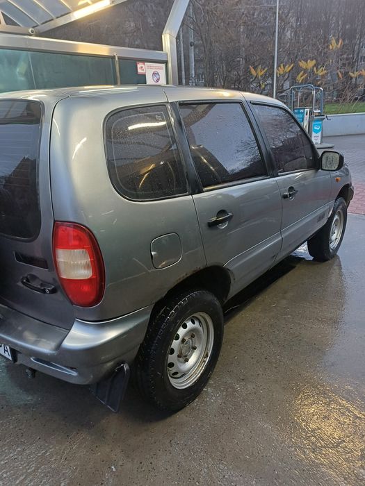 Подам авто ніва шевроле