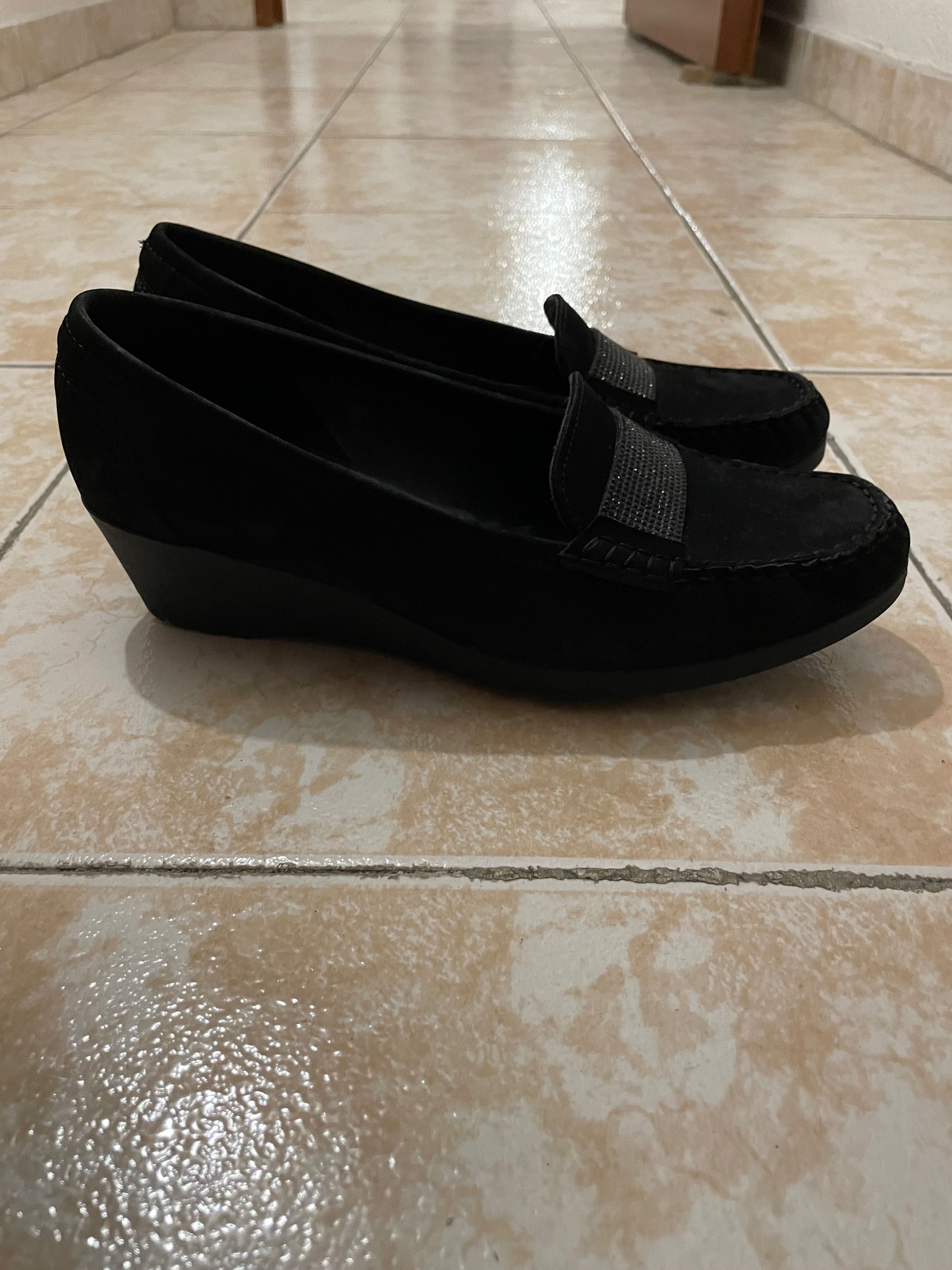 Sapatos pretos com salto