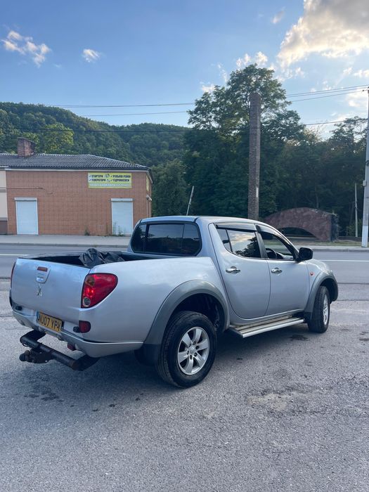 Nissan Navara; Mitsubishi L200