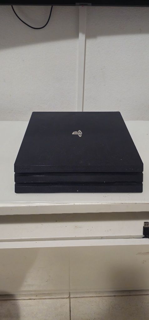 Ps4 pro 1TB 3 comandos/controles