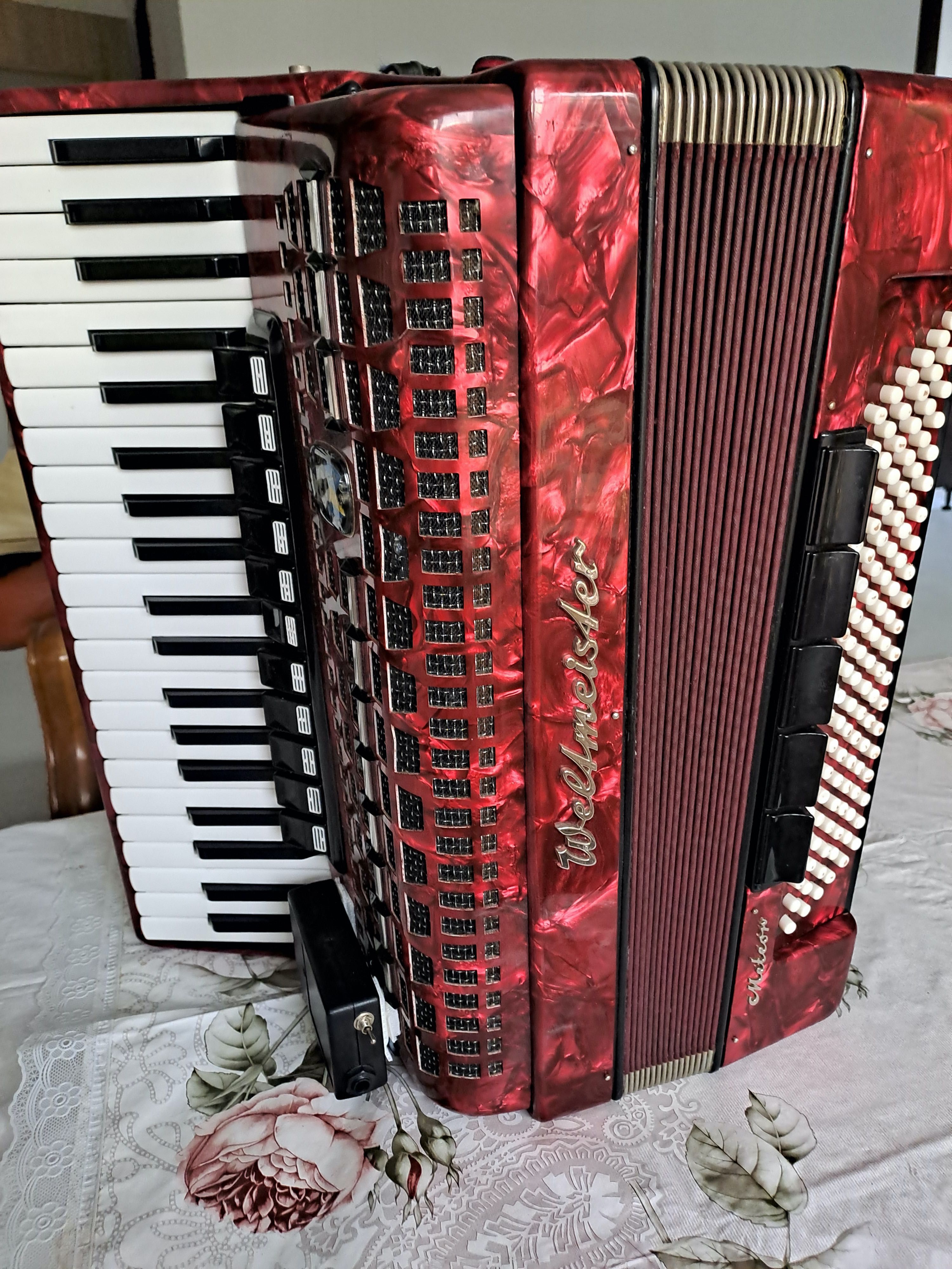 Akordeon 120  Weltmaster w super stanie.