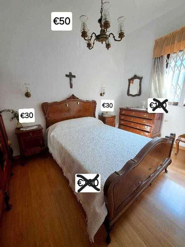 Cama, cómoda e mesas cabeceira Queen Anne