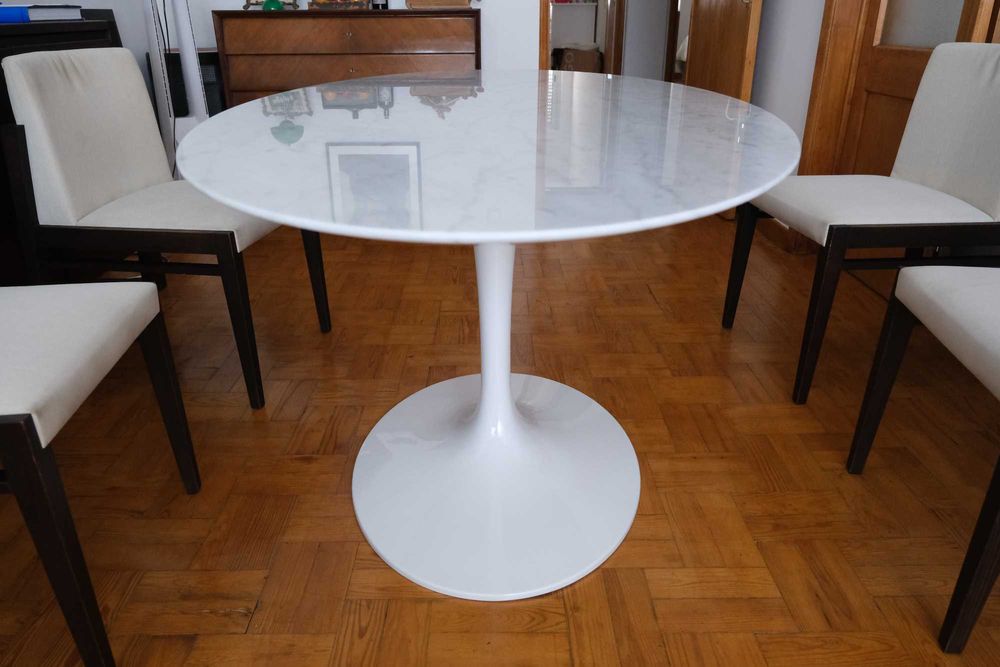 Mesa Tulip OVAL com tampo em mármore