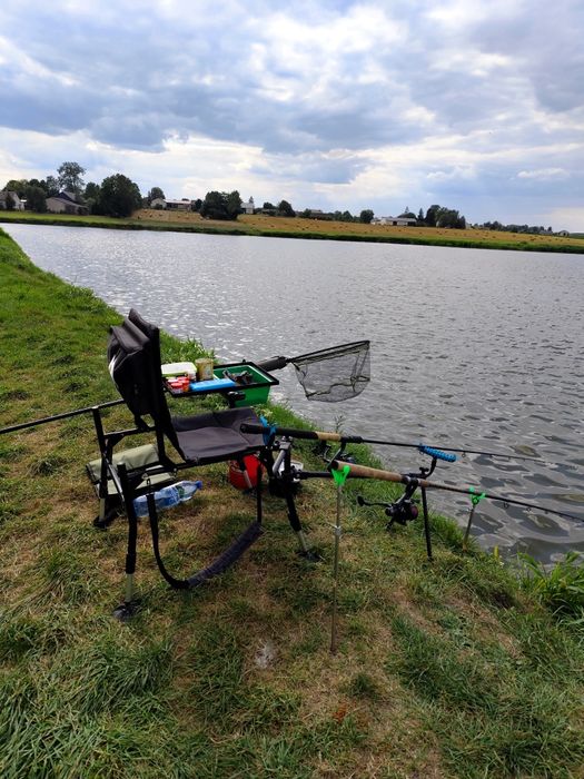Fotel wędkarski Mikado z feeder arm i półką boczną
