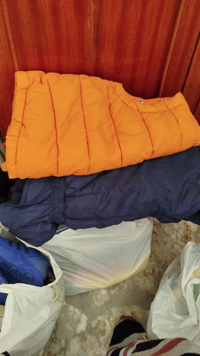 Віддам пакет одягу ,взуття ,іграшки .