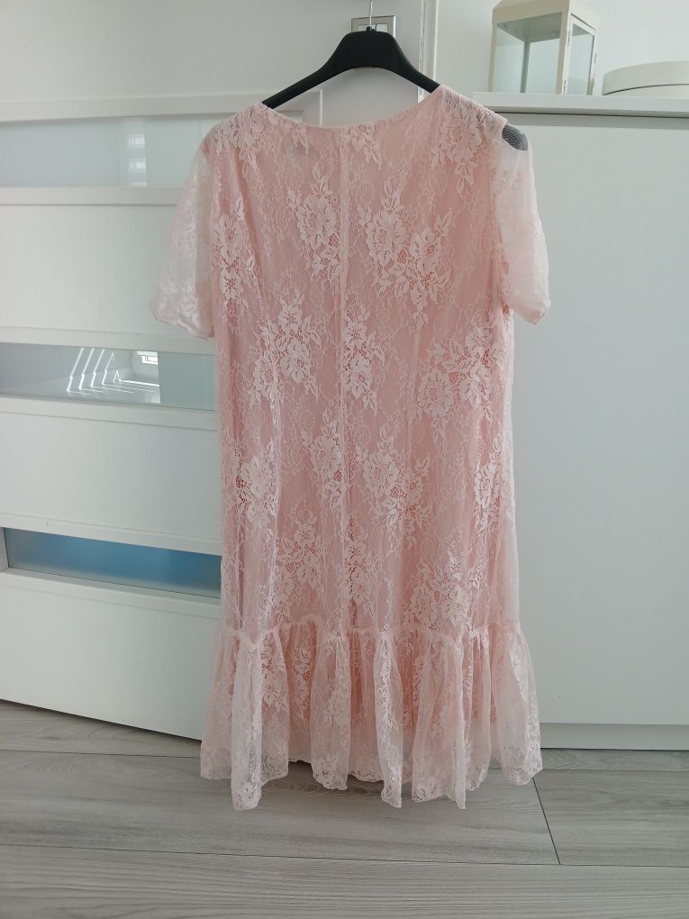 Pudrowa sukienka z koronką oversize M L
