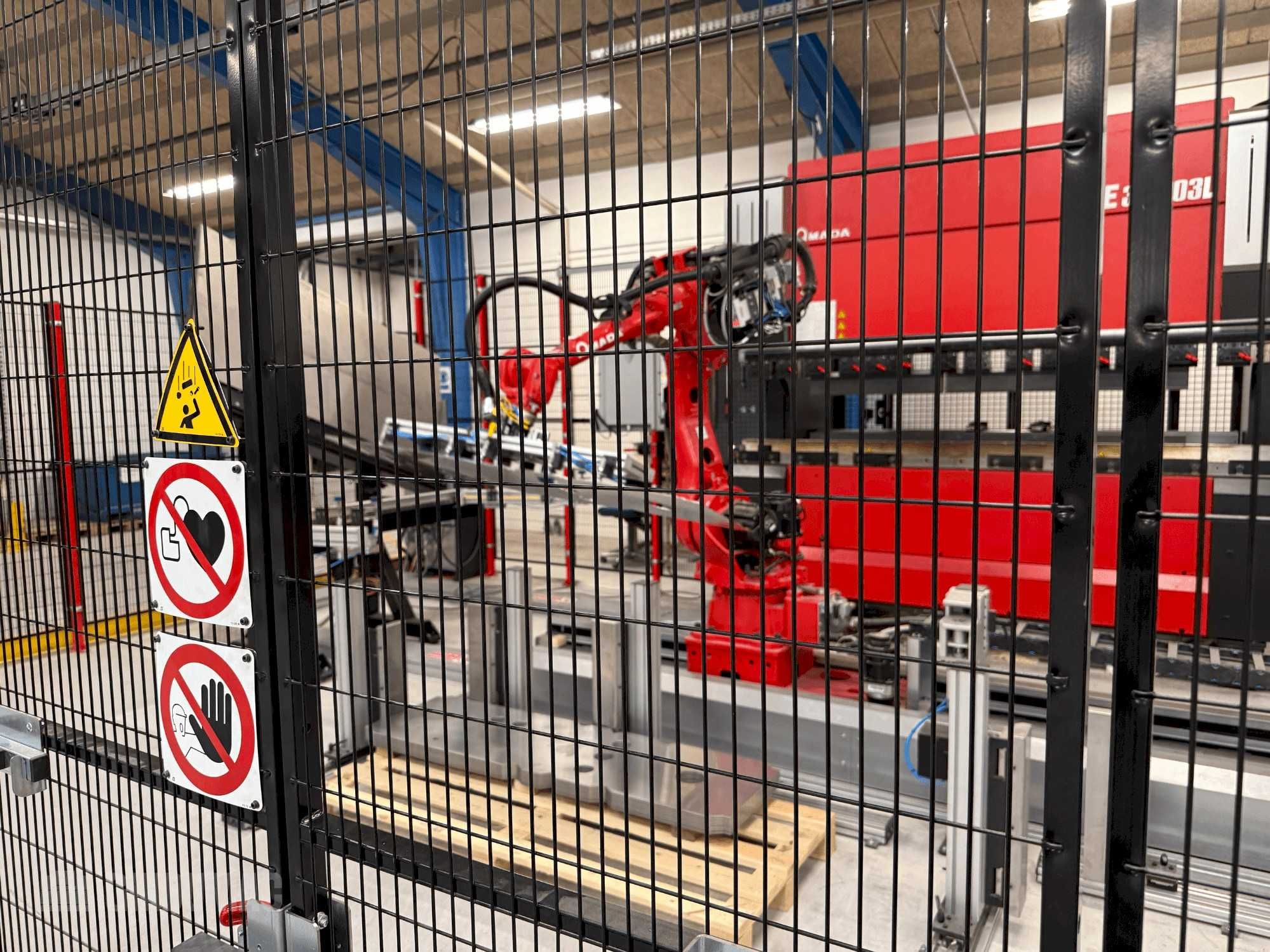 Zrobotyzowana prasa krawędziowa AMADA HFE3i 1003 z robotem YASKAWA