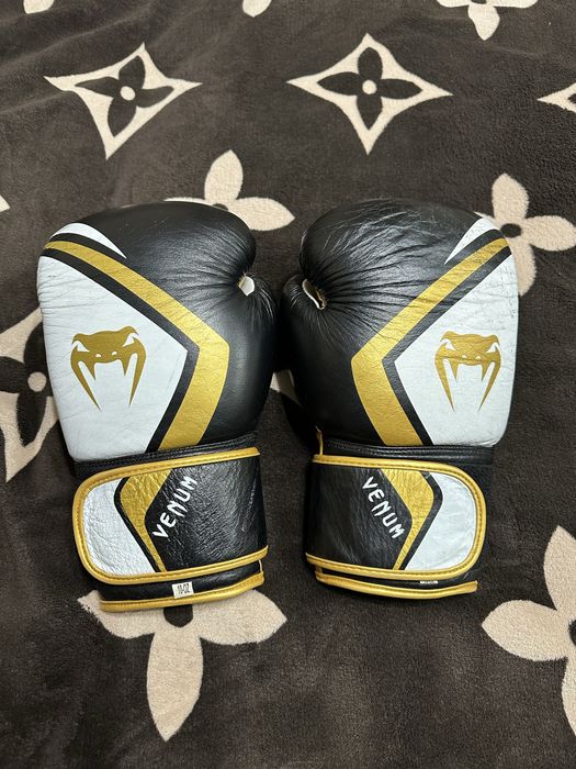 Боксерские перчатки Venum