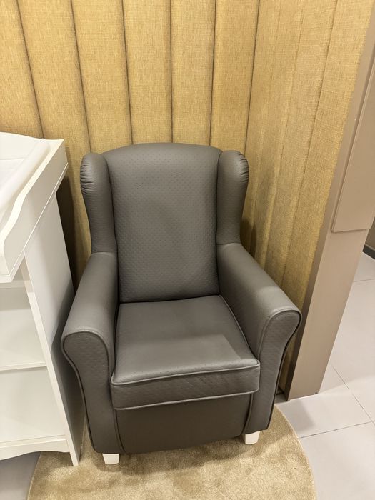 Fraldário lacado a branco com arrumação e cadeira de amamentação