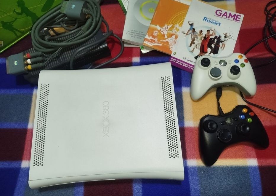 Xbox 360 Arcade com 2 comandos + 6 jogos
