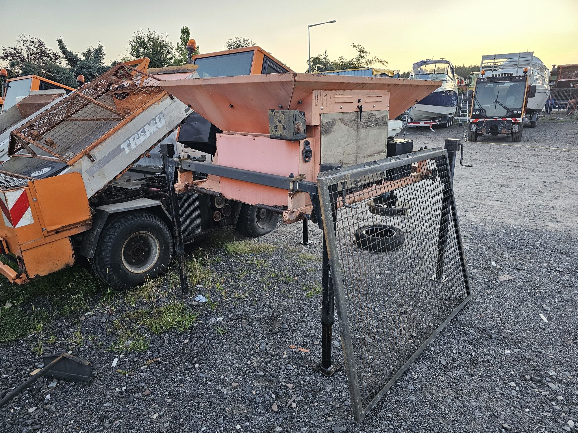 Piaskarka posypywarka z silnikiem wlasnym napedem zimowa epoke
