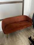 Sofa de veludo tijolo