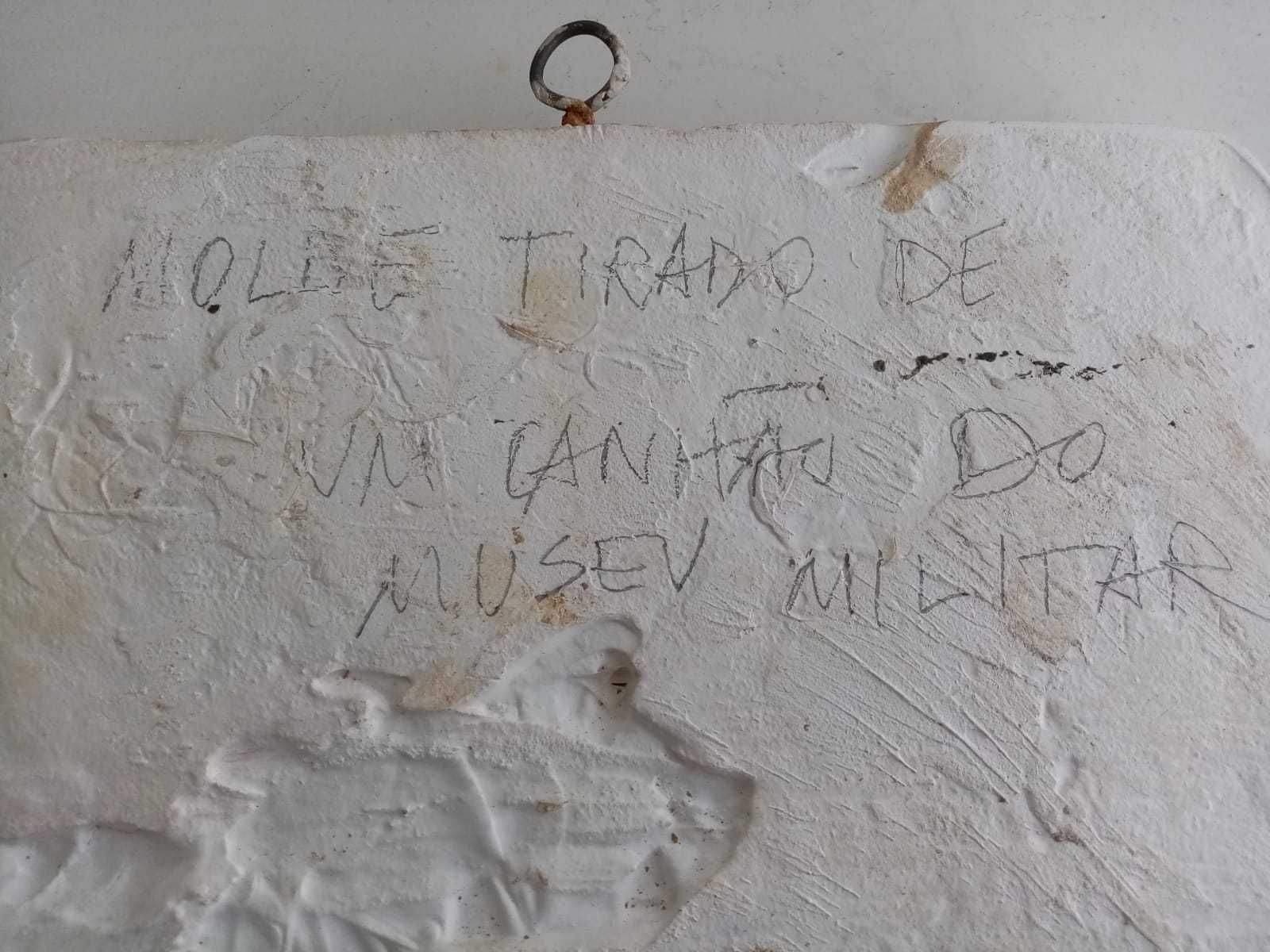 molde: inscrição de um canhão do Museu Militar, em gesso