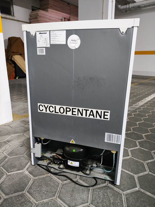 Arca congeladora vertical pequena Hisense em excelente estado