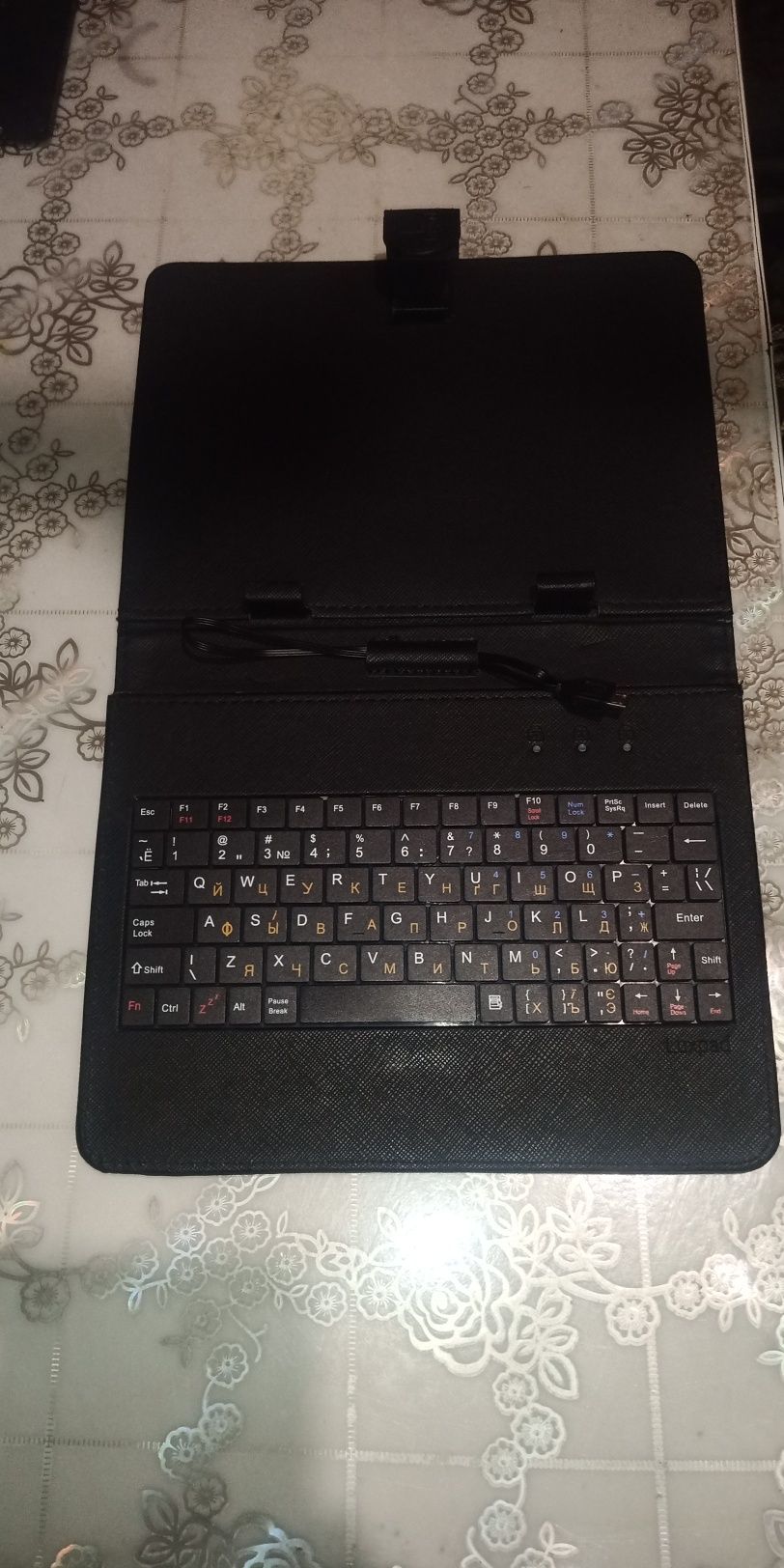 Обложка-чехол для планшета 8" с клавиатурой