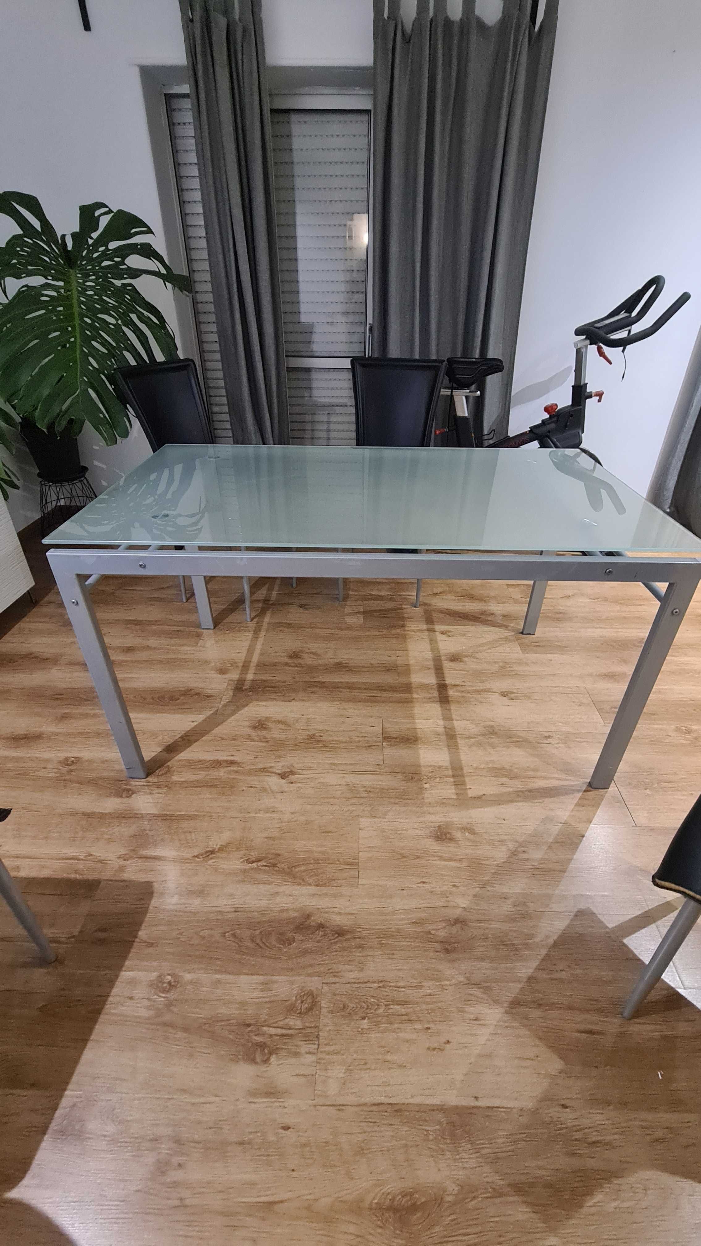 Mesa com tampo de vidro