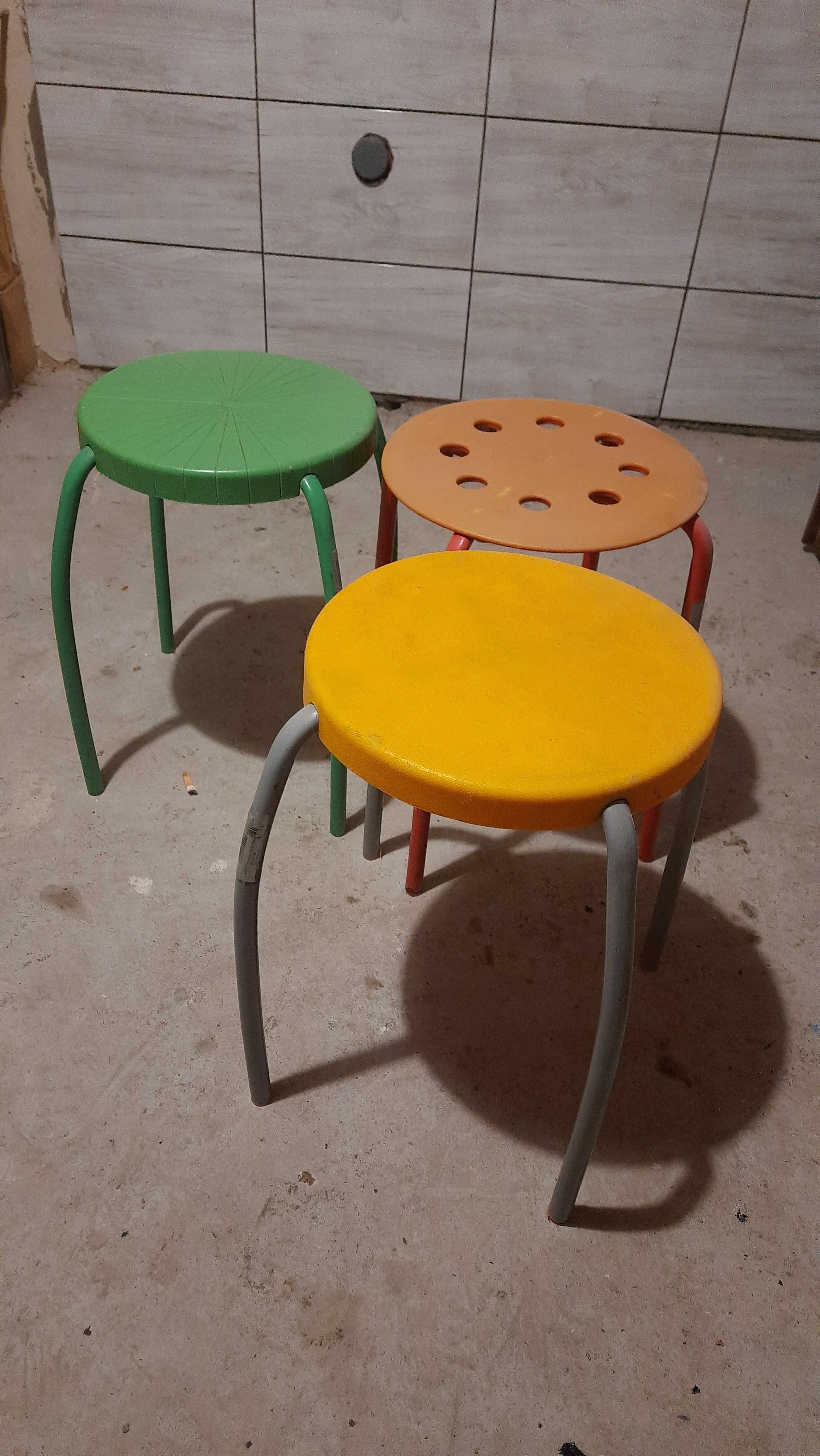 Krzesełka kolorowe