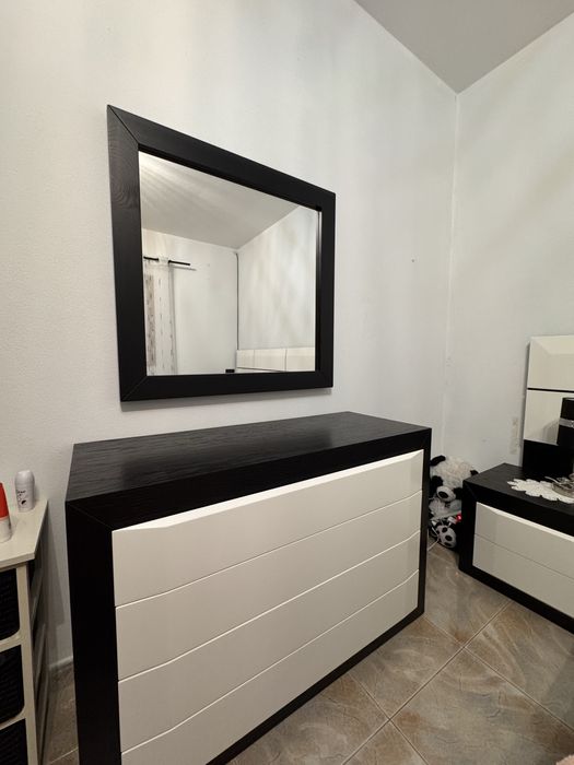 Quarto completo, cama, mesinhas, comoda com espelho e guarda vestidos