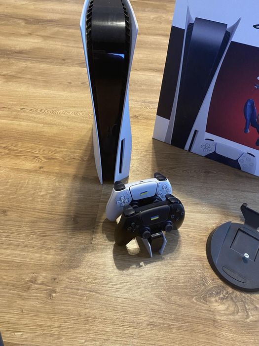 Sony PlayStation 5 2023 року з дисководом.В комплекті 6 ігор