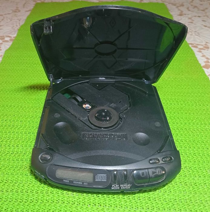 Портативный проигрыватель компакт-дисков Sony Discman D-131, Япония