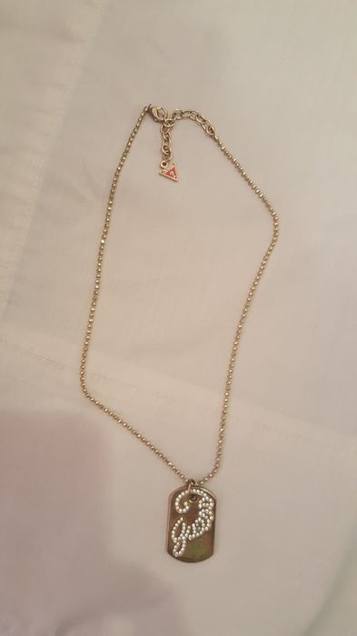 Colares Guess e So Charm