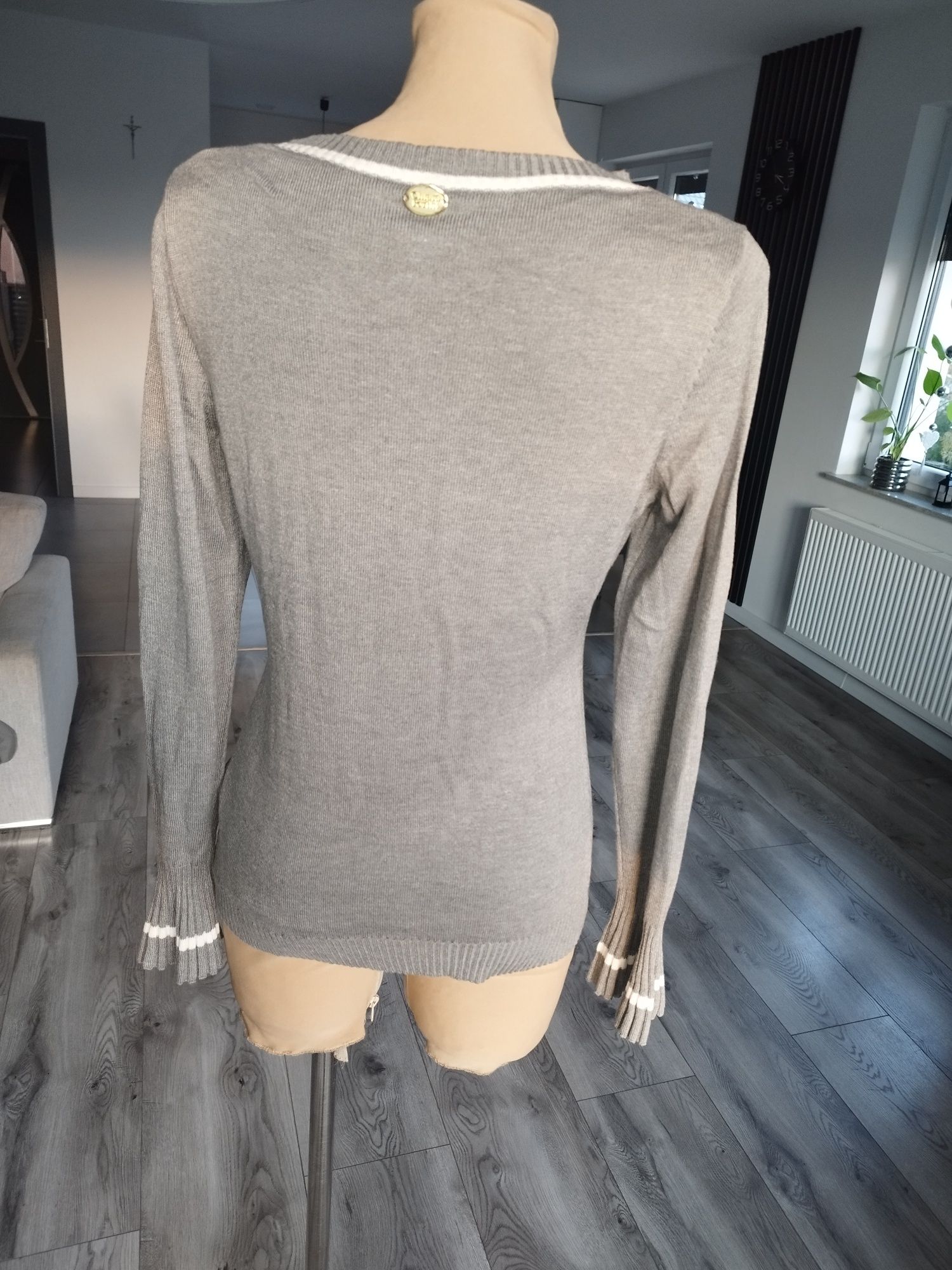 L Chiara Forti Milano szary sweterek z długim rękawem rozkloszowanym