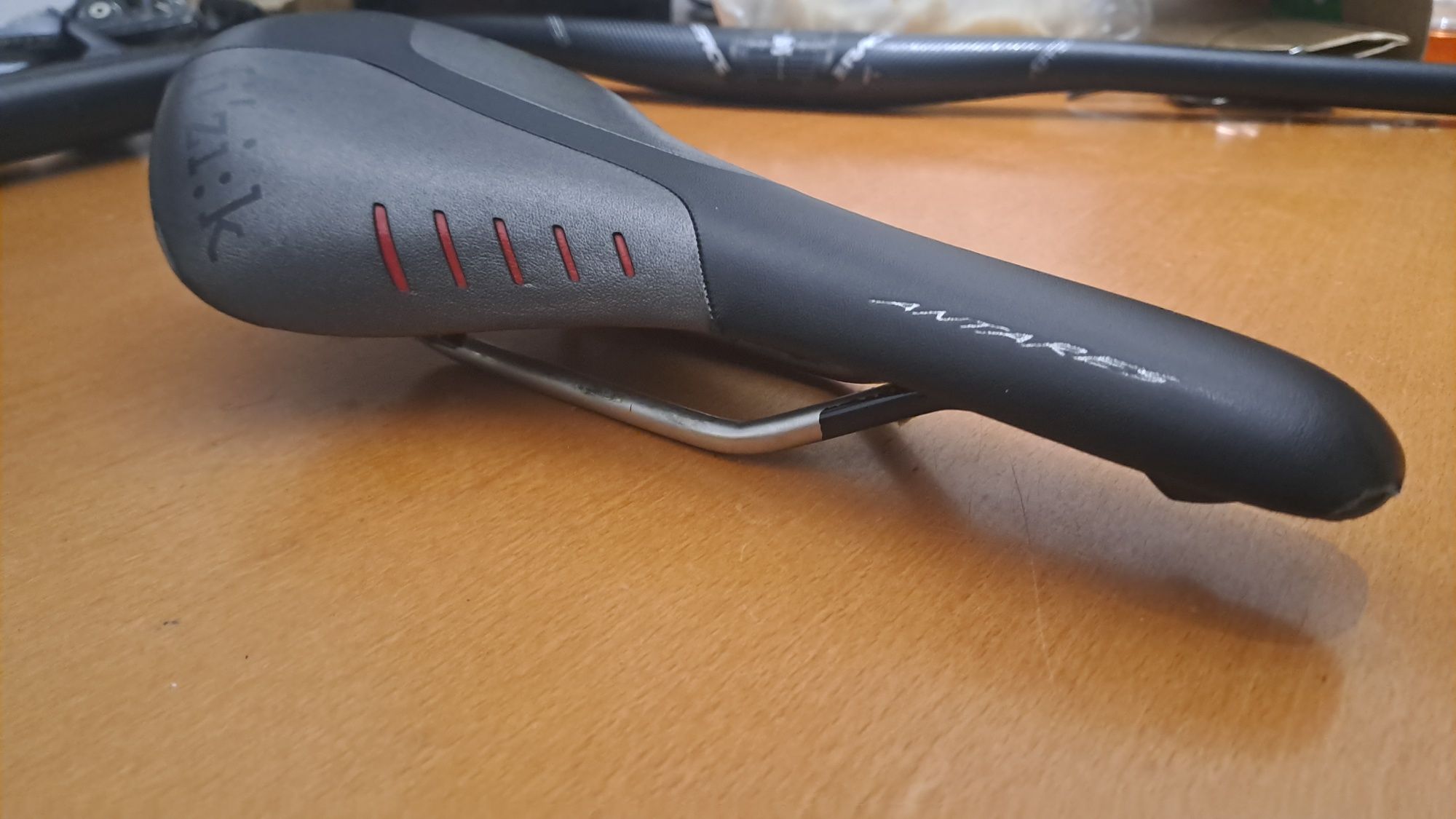 Siodełko fizik antares r5 szare