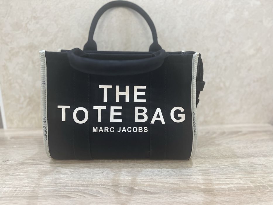 Сумка чорного кольору THE TOTE BAG