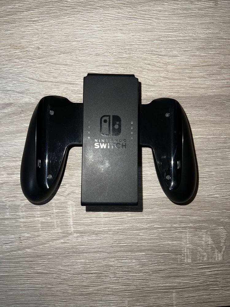 Nintendo Switch V2 com accesórios e um jogo