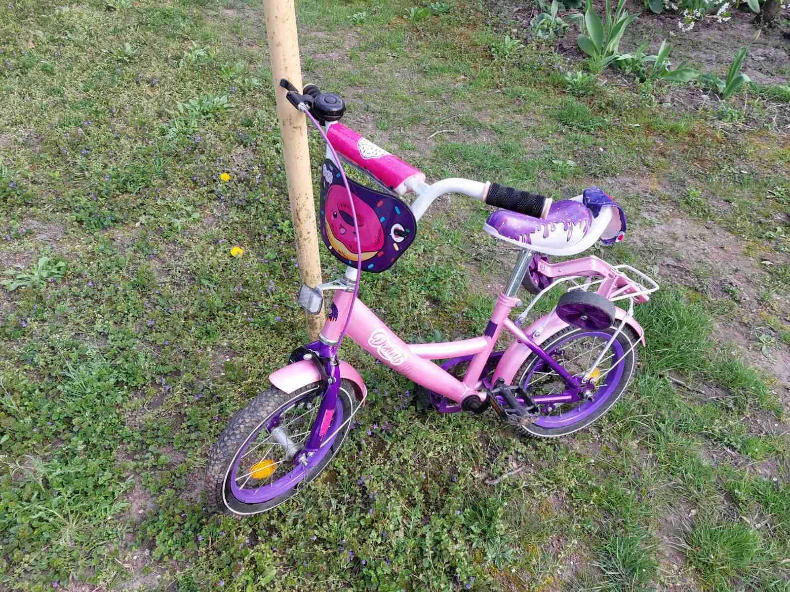 Дитячий велосипед для дівчинки віком від 2 до 5 років.