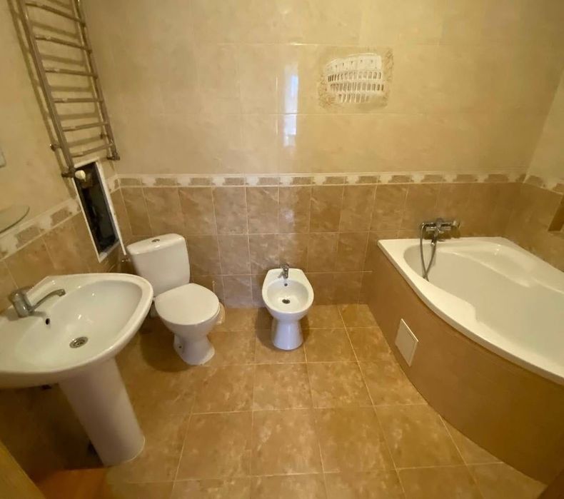 Продаж 3 км квартири поруч з стометрівкою