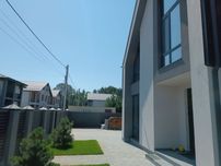 Будинок у стилі Сканді з ремонтом біля лісу.