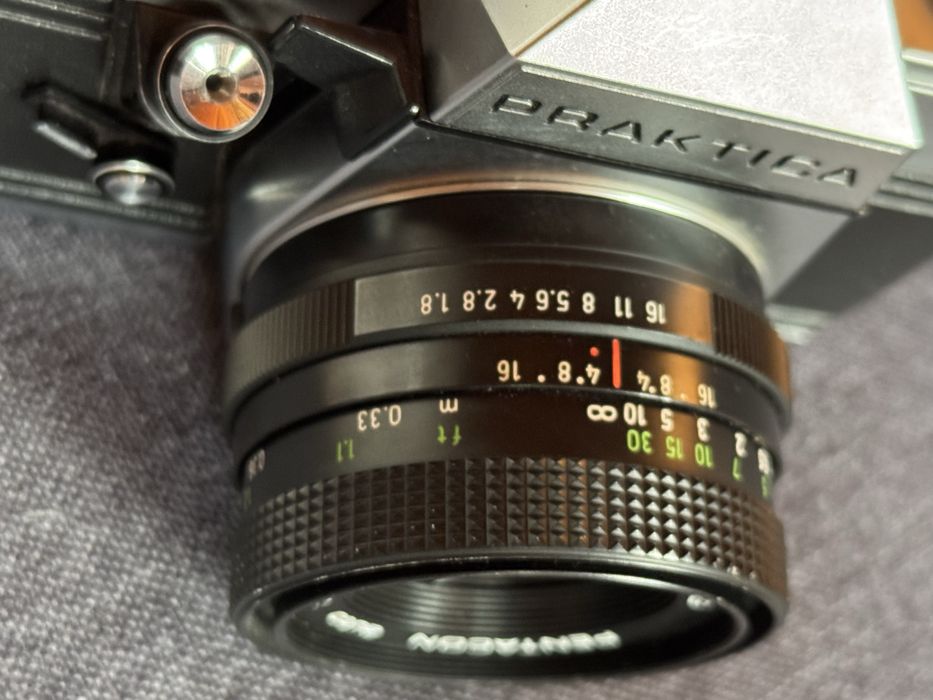 Aparat praktica w dobrym stanie z obiektywem