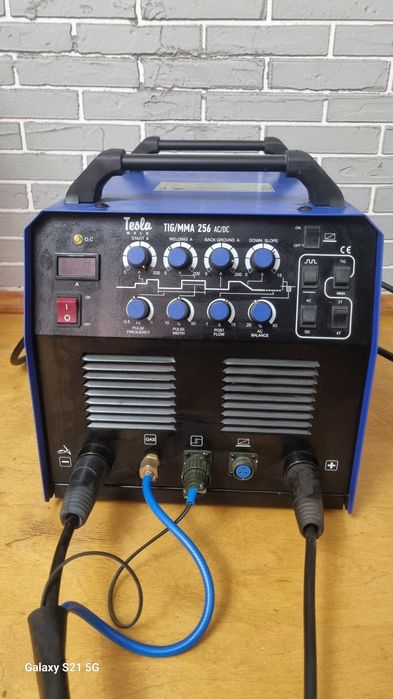 Аргоновий зварювальний апарат Tesla TIG/MMA 256 AC/DC